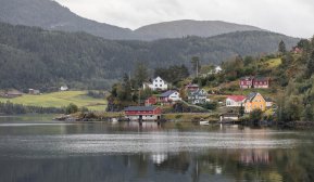 Bygd sett fra andre siden av en innsjø