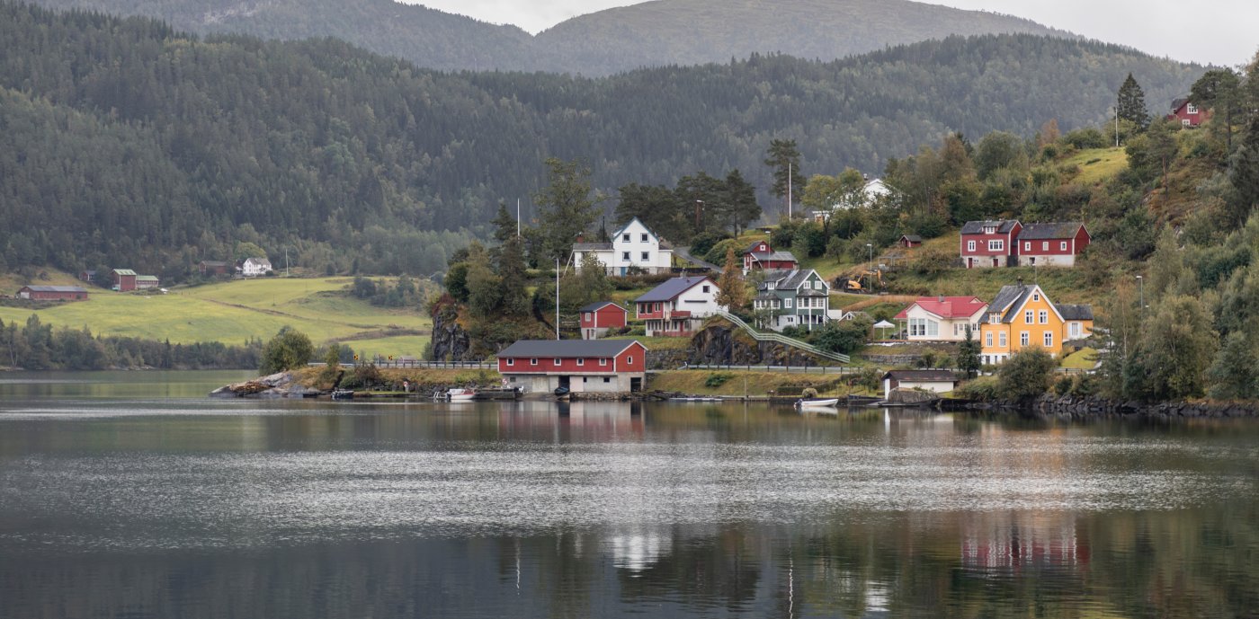 Bygd sett fra andre siden av en innsjø