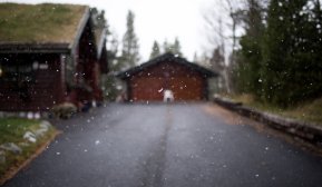 Uklart bilde av enebolig med garasje