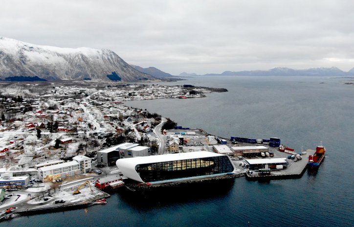 I Stokmarknes er det ikke uvanlig med orkan i kastene. For å utnytte skipets plassering i bybildet og kulturlandskapet, er bygget transparent med en stor åpen glassvegg som eksponerer skipet maksimalt mot sjøen. Foto: Nordfra.no / Kolbjørn Hoseth Larssen