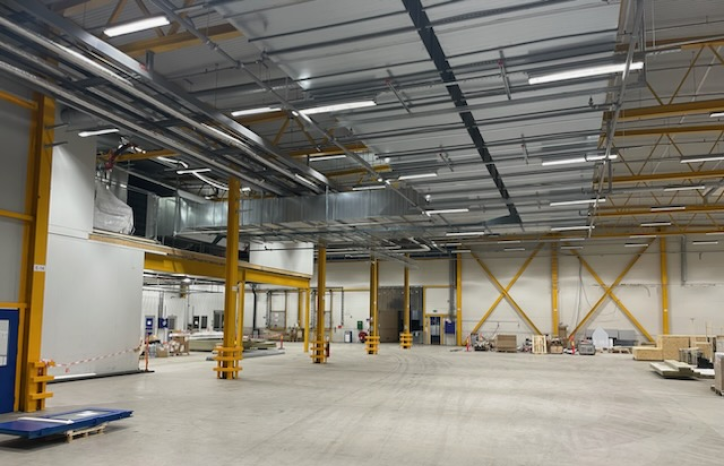 NEL_Hall med ventilasjonskanaler i taket