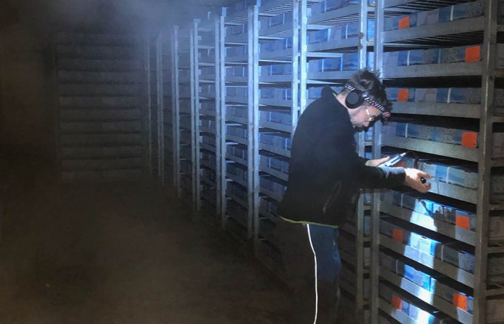 Anders Johansen sjekker temperatur i eskene 