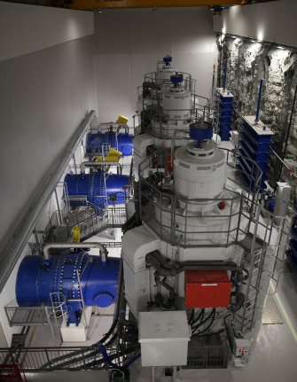 Maskinsal sett fra platået der ventilasjonsaggregatet står. Her ser vi tre generatorer.