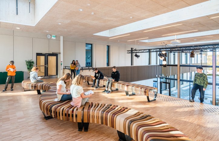 Den nye skolen har 17 klasserom og obligatoriske spesialrom som tekstil, sløyd, naturfag, keramikk og mat og helse.