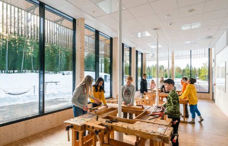 Den nye skolen har 17 klasserom og obligatoriske spesialrom som tekstil, sløyd, naturfag, keramikk og mat og helse.