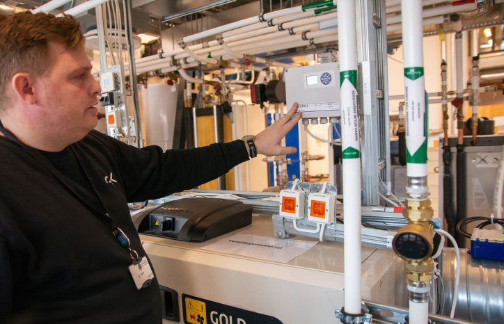 I løpet av fagprøven har Stian satt opp en brannsentral med røykføler og brannspjeld. Han har i tillegg koblet to C02-følere og VAV-spjeld.