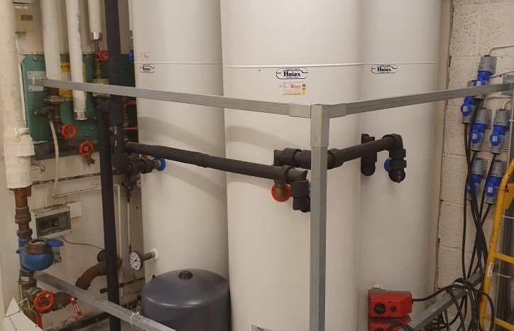 Eidene senter på Tjøme. Varmtvannstank og sikringsskap i byggene til Røde Kors.