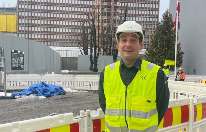 Alen Komazec jobber på det nye regjeringskvartalet.