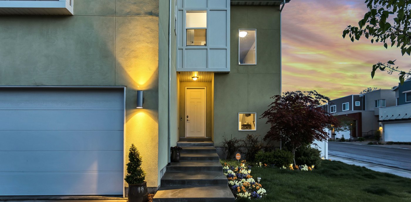 Inngangsparti på moderne enebolig med utendørs belysning
