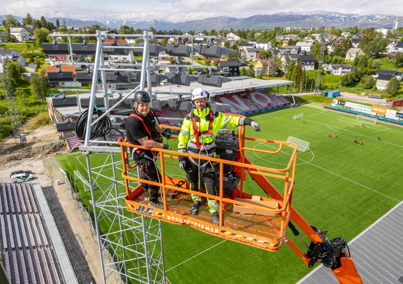 Nye flomlys på Romssa Arena ble montert fra lift, 30 meter over bakken Foto: GK.