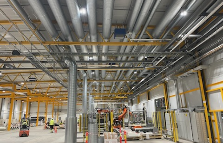 NEL_Hall med ventilasjonskanaler i taket og arbeidere