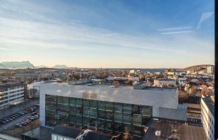 Utsikt mot det nye laboratoriebygget, som sto ferdig i 2007. Foto: Arkitekturfotograf Tove Lauluten.