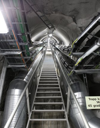 Kabeltunell fra kraftverket og opp til dagbygget. Her ser vi friskluftkanaler på hver side av trappen.