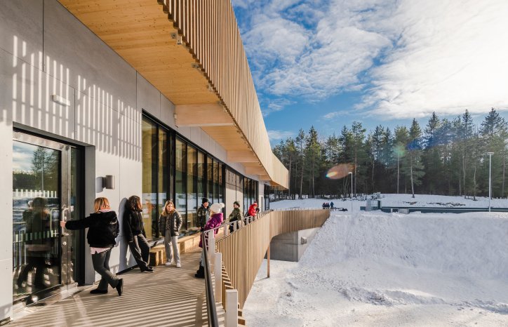 Miljøambisjonene har vært svært høye. Foruten passivhus-standard og bruk av massivtre har bygget fått blått tak med fordrøyingsbasseng, solcellepark, energisentral koblet til 22 energibrønner på opptil 300 m dybde, og vannbåren varme i alle gulv.
