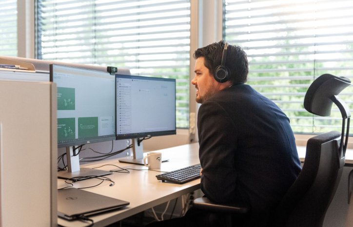 Forretningsutvikler i GK, Even Augensen, sitter å jobber.  