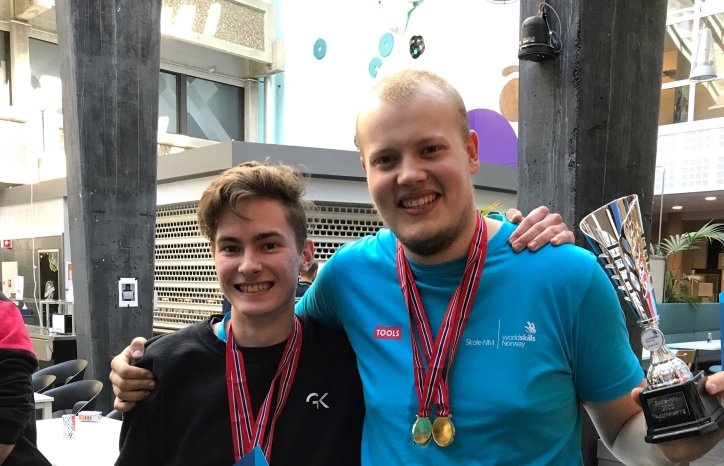 Erlend Haugeland sammen med Benjamin Nyhaven under skole-NM i automasjon. 