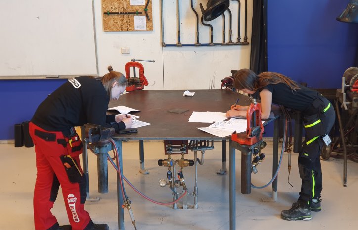 Julie fikk tre timer på å forberede seg til monteringen.