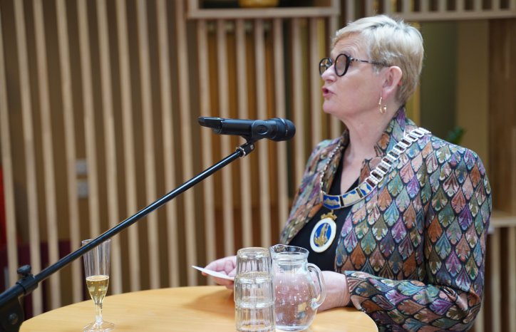 Eli Arnstad under åpningen av Fosslia omsorgssenter. Foto: Petter Molleru/Stjørdal kommune. 