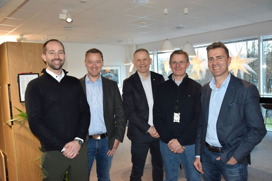 Fra venstre: Thomas Melheim (prosjektutvikler GK), Vidar Kristiansen (senior prosjektutvikler GK),  Christian Fossdal (direktør for Etat for bygg og eiendom Bergen kommune),  Thomas Lassen (gruppeleder for Enøk og internstøtte i Etat for bygg og eiendom) og Per Arve Ekle (divisjonsdirektør GK). Foto: Margaret Stakkestad.