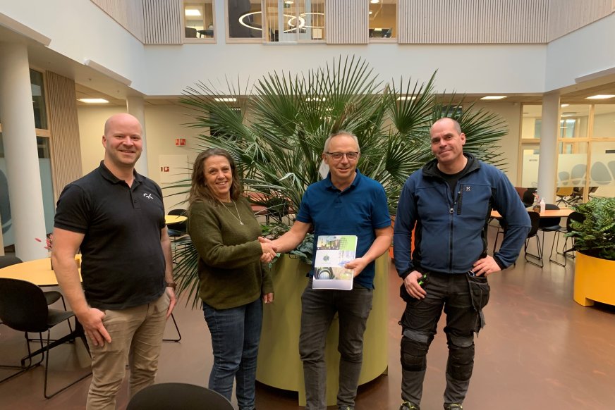 Stjørdal Helsehus signering. Fra venstre: Tormod Kjellmark og Siri Eide fra GK, prosjektleder Geir Arne Tronseth i Stjørdal kommune og driftsleder Jonas Svensson på Helsehuset. 